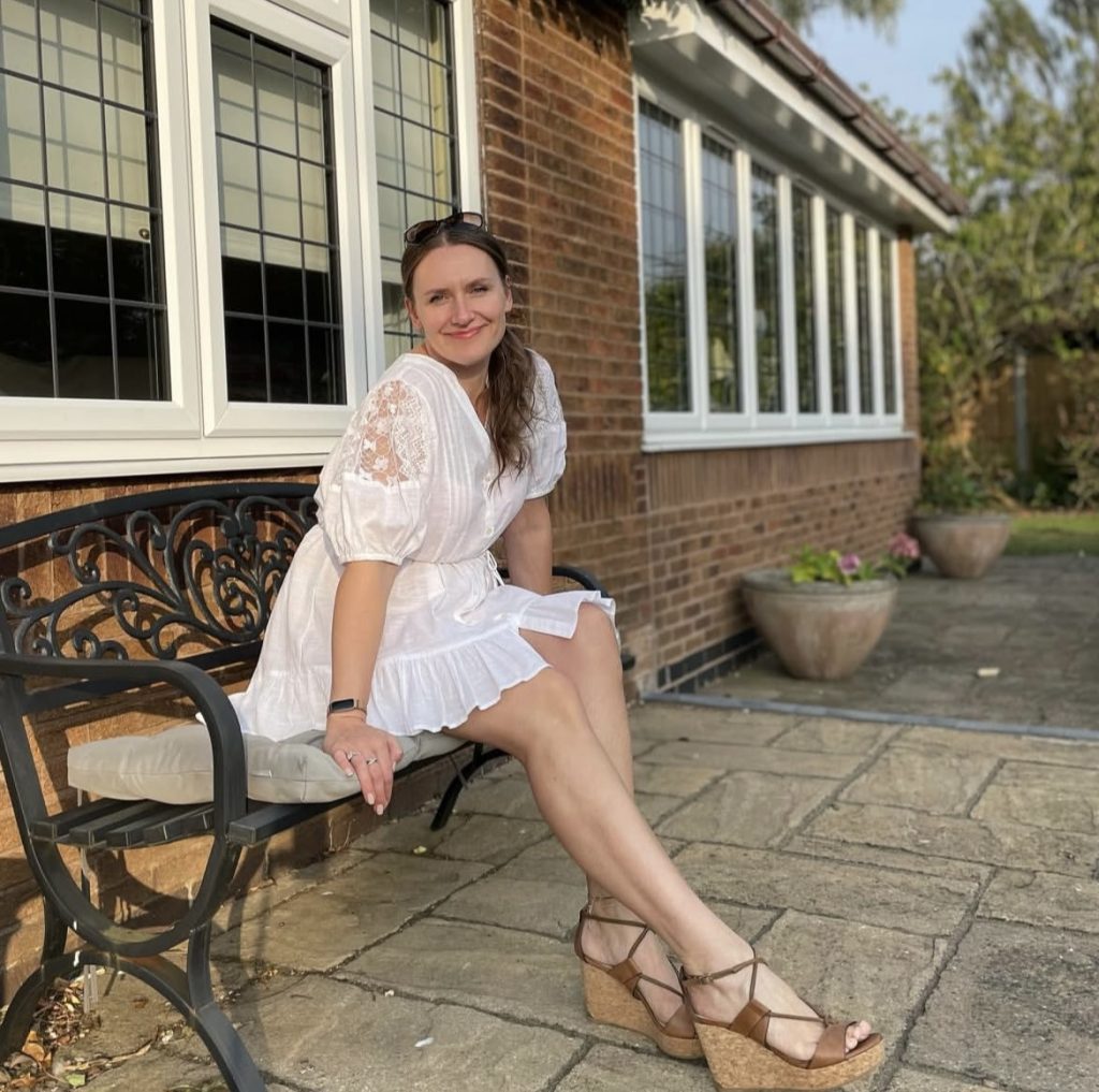 A beautiful lady wearing a white dress with puffed sleeves