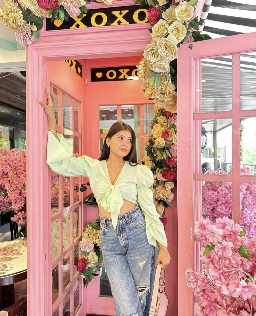 A beautiful lady wearing a puffed sleeves green cropped top